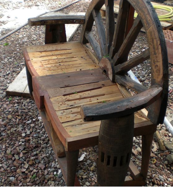 Altes Wagenrad verwendet in einer Holzbank